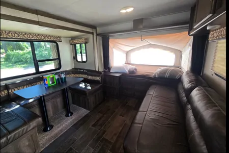 Samantha's 2190ex Hybrid - Family and Pet Friendly!