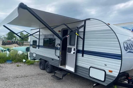 Full Service Trailer Rental! 25ft & Sleeps 6!