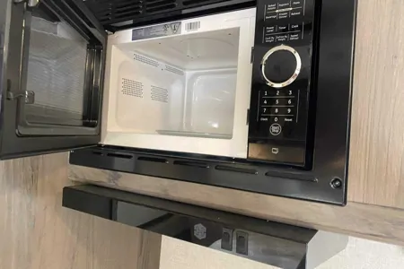 Full Service Trailer Rental! 25ft & Sleeps 6!