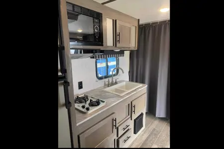 Full Service Trailer Rental! 25ft & Sleeps 6!