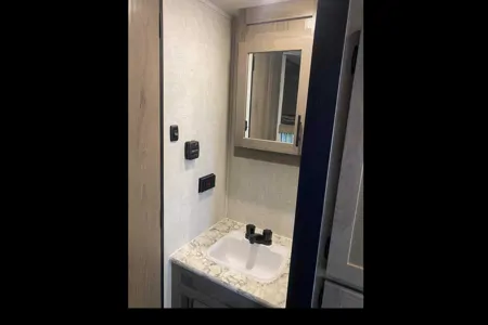 Full Service Trailer Rental! 25ft & Sleeps 6!