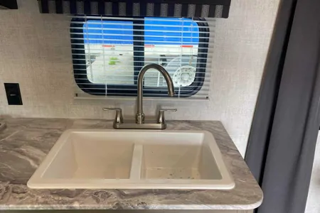 Full Service Trailer Rental! 25ft & Sleeps 6!