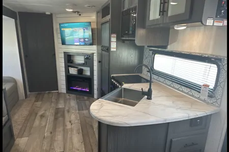 Family friendly 2022 32’ Aspen trail Travel Trailer