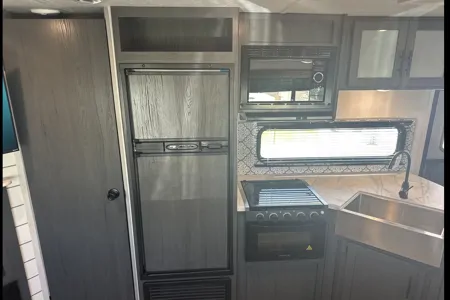 Family friendly 2022 32’ Aspen trail Travel Trailer