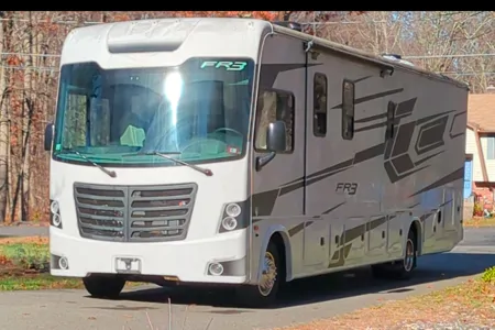 Like New Luxury FR3 Like New Sleeps 10 Class A