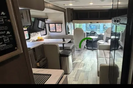 Like New Luxury FR3 Like New Sleeps 10 Class A