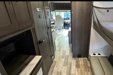 Like New Luxury FR3 Like New Sleeps 10 Class A