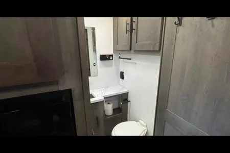 Like New Luxury FR3 Like New Sleeps 10 Class A