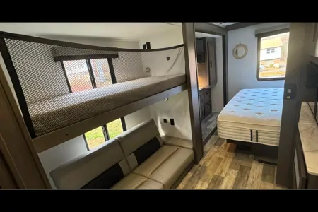 Like New Luxury FR3 Like New Sleeps 10 Class A