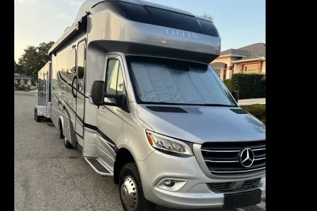 James's Tiffin Motorhomes Wayfarer Class C