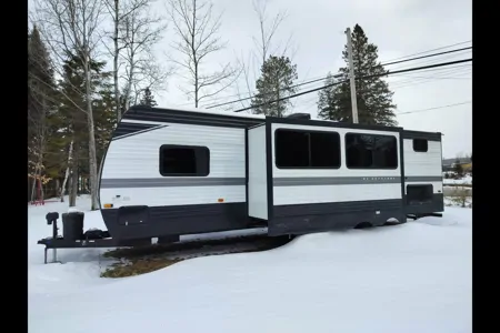 Sarah et JM  Keystone Hideout Roulotte