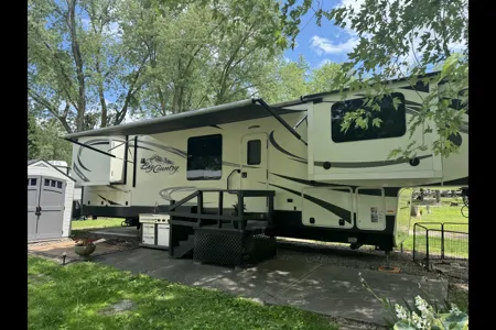 Heartland Big Country 3800FL Fifth Wheel Sleeps 6!