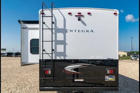 C19 *NEW* Entegra SLEEPS 8 - STARLINK WiFi Equipped -MASTER BEDROOM