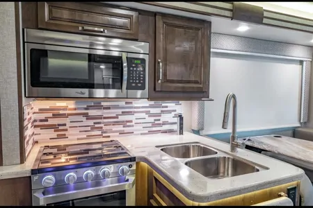 C19 *NEW* Entegra SLEEPS 8 - STARLINK WiFi Equipped -MASTER BEDROOM