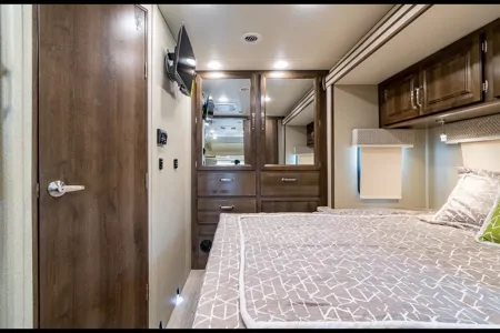 C19 *NEW* Entegra SLEEPS 8 - STARLINK WiFi Equipped -MASTER BEDROOM