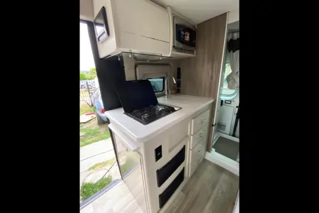 Beverly's Thor Motor Coach Rize 18M Class B