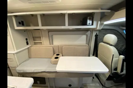 Beverly's Thor Motor Coach Rize 18M Class B