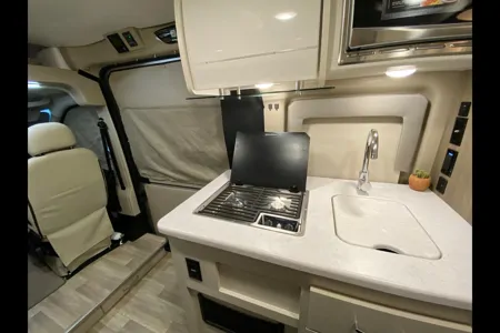 Beverly's Thor Motor Coach Rize 18M Class B