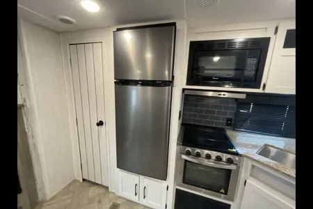 Spacious Palomino 28bhss Travel Trailer