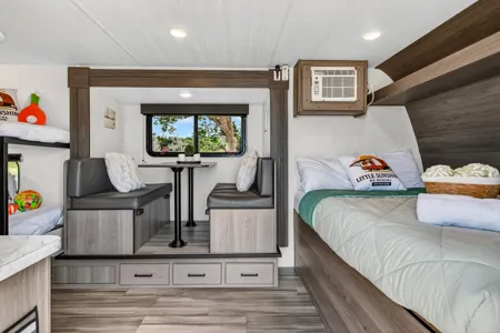 Little sunshine RV Rentals Hideout 176BH