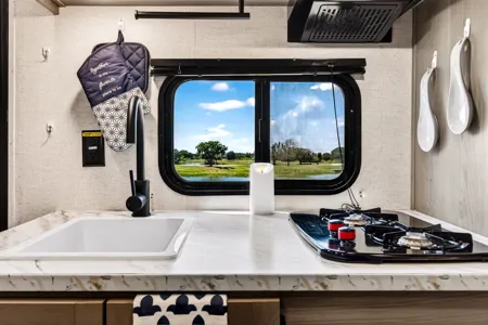 Little sunshine RV Rentals Hideout 176BH