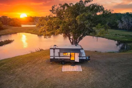 Little sunshine RV Rentals Hideout 176BH