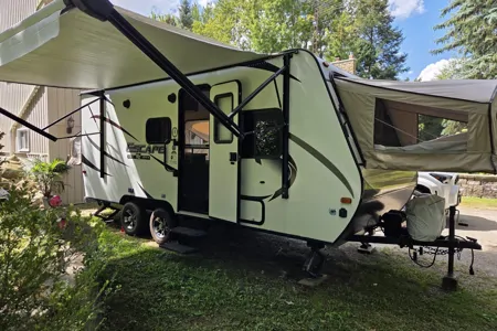 Family Trailer KZ Escape 3 Tip Out Hybrid