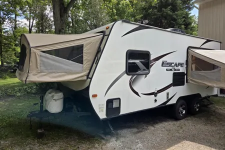 Family Trailer KZ Escape 3 Tip Out Hybrid