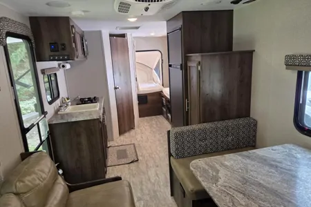Family Trailer KZ Escape 3 Tip Out Hybrid