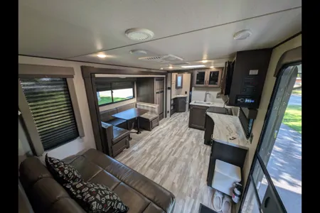 The Grand Adventure 33 – Sleeps 8 Comfortably