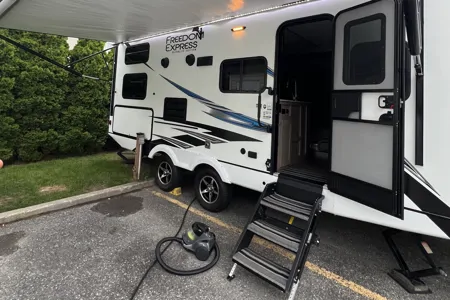  Forest River Coachmen Freedom Express Ultra Lite 238BHS Roulotte