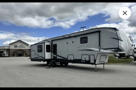 Nick's Forest River Artic Wolf Cherokee 3660 suite Fifth Wheel