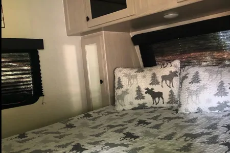 The Roses /Coachman Apex Nano BHS208 Travel Trailer