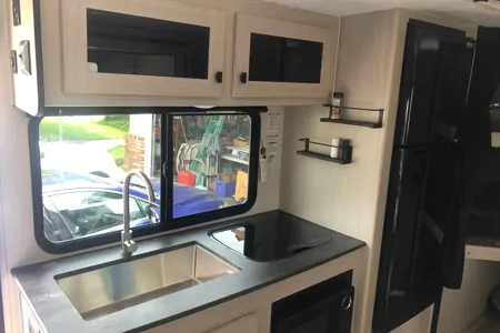 The Roses /Coachman Apex Nano BHS208 Travel Trailer