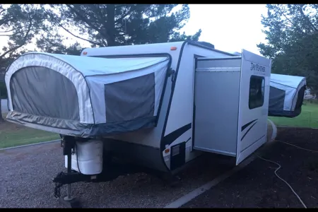 Elderado's Jay Feather X23F Travel Trailer