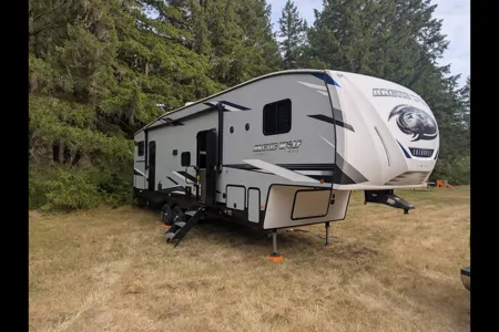 R & R's Artic wolf 2 bed/ 1.5 bath Fifth Wheel