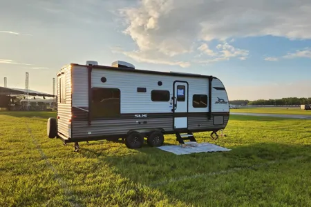 TWO HEARTS, ONE CAMPER: MOUNTAIN VIEWS