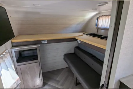 Beautiful & Spacious Bunkhouse | Pet-Friendly Adventure Trailer!