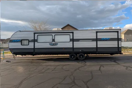 Beautiful & Spacious Bunkhouse | Pet-Friendly Adventure Trailer!