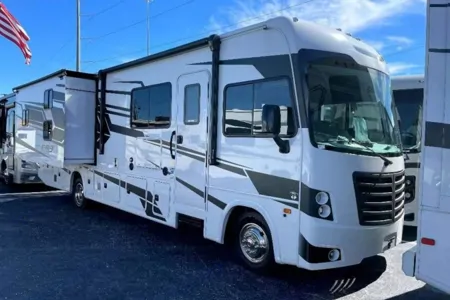 NEW 2024 Luxury Motorcoach! Sleeps 10!