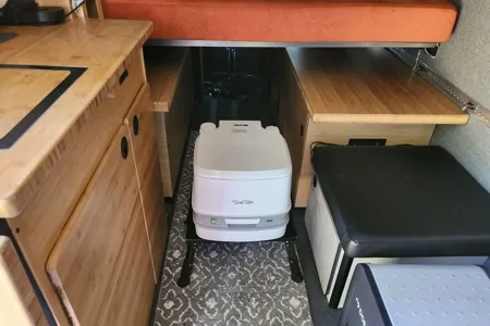 ROVENN - Mercedes Winnebago + Adventure Wagon Class B