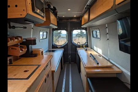 ROVENN - Mercedes Winnebago + Adventure Wagon Class B