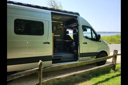 ROVENN - Mercedes Winnebago + Adventure Wagon Class B