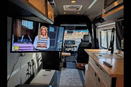 ROVENN - Mercedes Winnebago + Adventure Wagon Class B