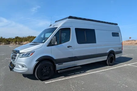 ROVENN - Mercedes Winnebago + Adventure Wagon Class B