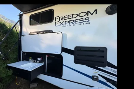 Wilbert’s Freedom Express Coachmen 2022 Travel Trailer