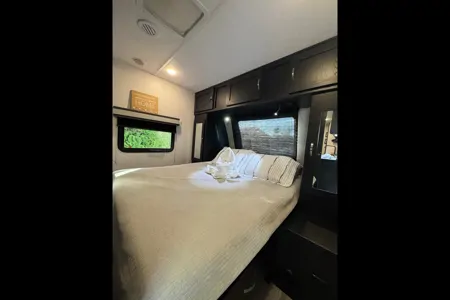 Wilbert’s Freedom Express Coachmen 2022 Travel Trailer