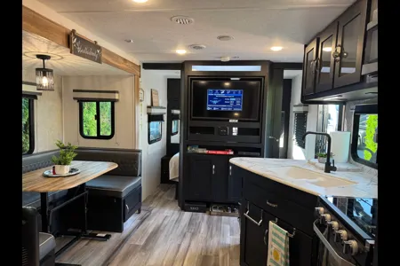 Wilbert’s Freedom Express Coachmen 2022 Travel Trailer