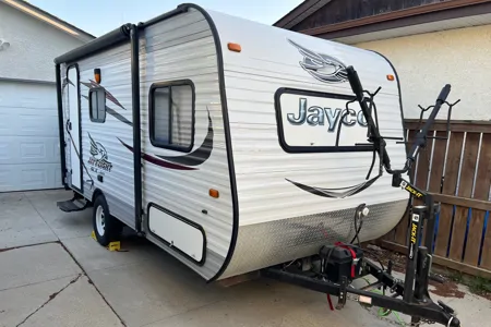 Compact Jayco Jay Flight – Sleeps 4, Easy to Tow!