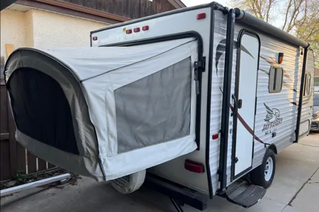 Compact Jayco Jay Flight – Sleeps 4, Easy to Tow!